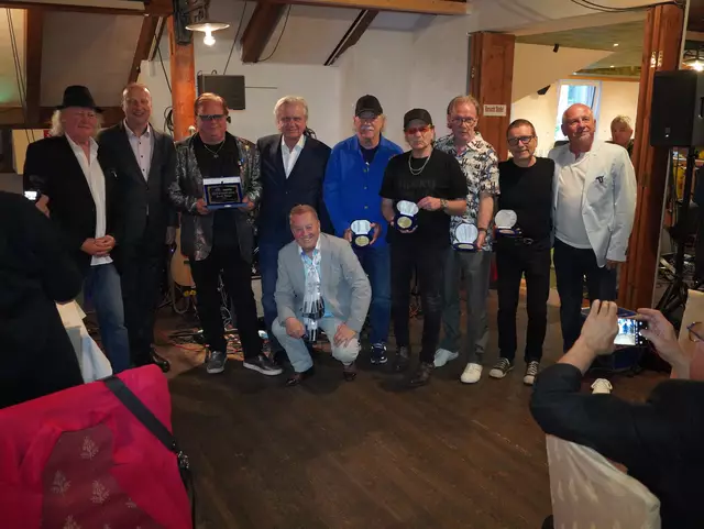 Eurostar-Verleihung an Ewald Pfleger und Opus mit VÖV-Präsident Jess Robin, AKM-Generaldirektor, Gernot Graninger, AKM-Präsident Peter Vieweger, der Opus Band und Buchautor Andy Zahradnik (v.l.)
  | Foto: Erwald Kraxner