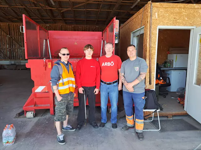 (v.l.n.r.): Das ARBÖ-Team vom Hennersdorf mit Dominik Hampl, Elias Hampl und Obmann Peter Hampl mit Markus Pozarek vom Bauhof Hennersdorf bei der Ablieferung des gesammelten Mülls. | Foto: ARBÖ / Peter Hampl