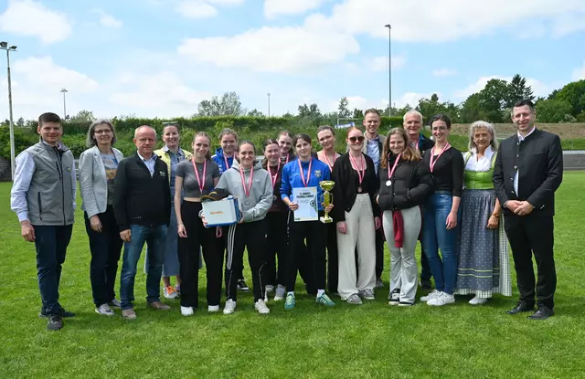 Schulinspektorin Agnes Karpf-Riegler (2.v.r.), Landessschulinspektor Alfred Altersberger (rechts), Sportstadträtin Marlis Schmidt (4.v.l.), LAKO-Leiterin Martina Piribauer (2.v.l.), Direktor Franz Aichinger (2.v.l.) und Organisator Bernhard Froschauer (links) mit dem Team der Fachschule Warth | Foto: Jürgen Mück