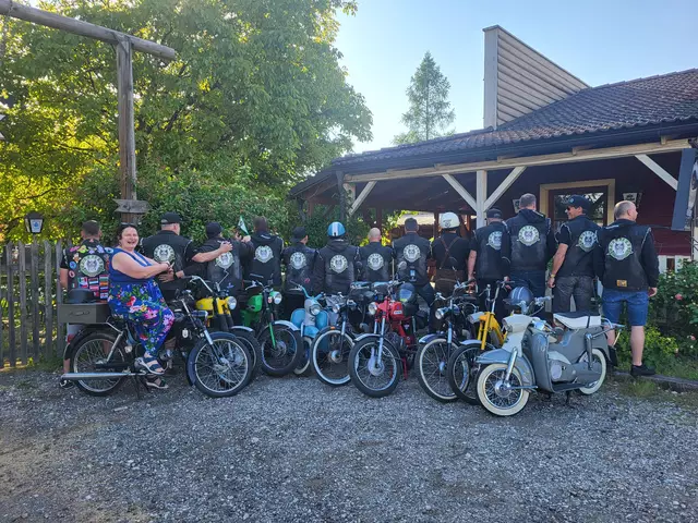 Auch ein cooler Bikerrücken kann Frau Wirtin sehr entzücken... | Foto: Eckhart Herbe