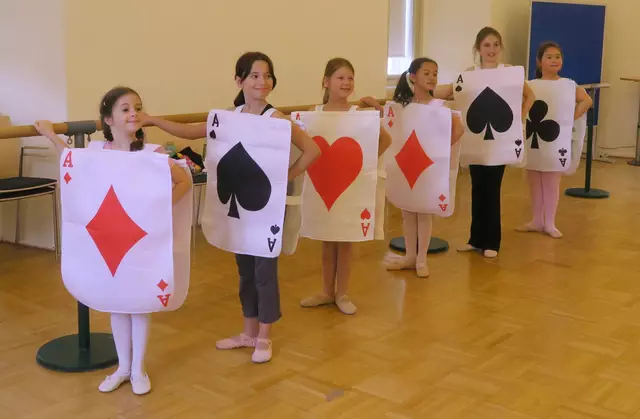 Paula, Jana, Mia Anna, Alexandra und Tuya als Kartenspiel