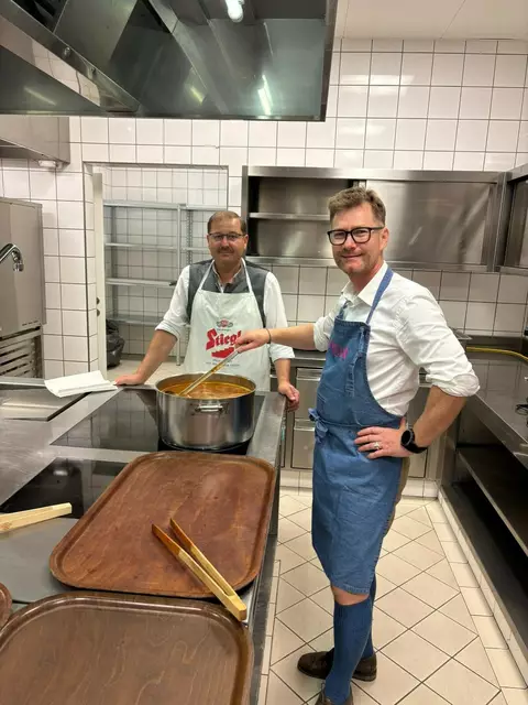 Die beiden Köche verköstigten die Musiker im Anschluss an das Konzert.  | Foto: privat