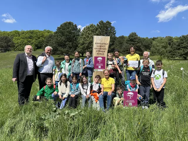 Markus Wildeis (GF Naturpark Föhrenberge), Johannes Seiringer (Bgm. Gemeinde Gießhübl), Konrad Brunnhofer (operativer GF Naturpark Föhrenberge), Irene Drozdowski (Obfrau LPV) und Elke Weisz-Emesz (LPV und Referentin Bildung des Naturpark Föhrenberge) freuen sich über die erfolgreichen Naturpark Tage. | Foto: LPV/N. Elek