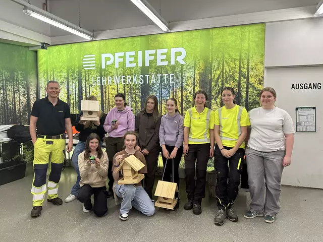 Lehrwerkstätten-Leiter Michael Baumann (li.) und drei Pfeifer-Lehrlinge (re.) begleiteten die Schülerinnen durch den Aktionstag. | Foto: Pfeifer Holding GmbH