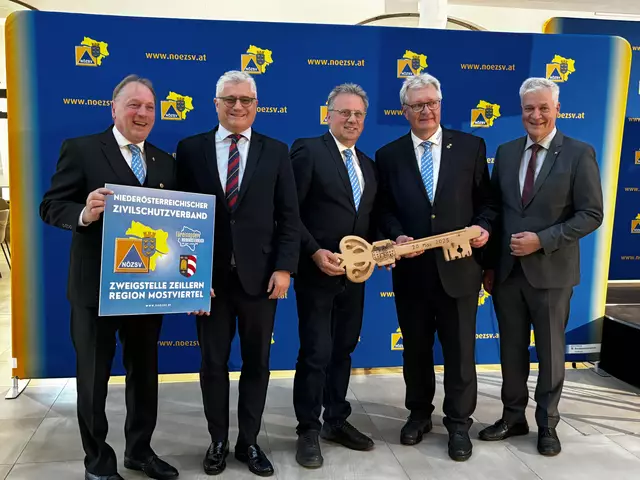 Schlüsselübergabe: Franz Zehetgruber, Martin (FPÖ) Antauer, Friedrich Pallinger (VP) , Christoph Kainz und Anton Kasser (VP) | Foto: Dietl-Schuller
