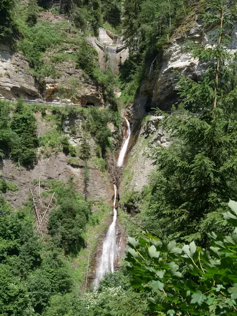 Der Gasteiner Höhenweg führt von Bad Hofgastein nach Bad Gastein. Reizvoll ist die „Gadaunerer Schlucht“ mit ihrem Wasserfall. In diesem Bereich führt der aus den Felswänden herausgesprengte Weg durch mehrere kurze Tunnels. Gehzeit zirka vier Stunden. | Foto: Empl