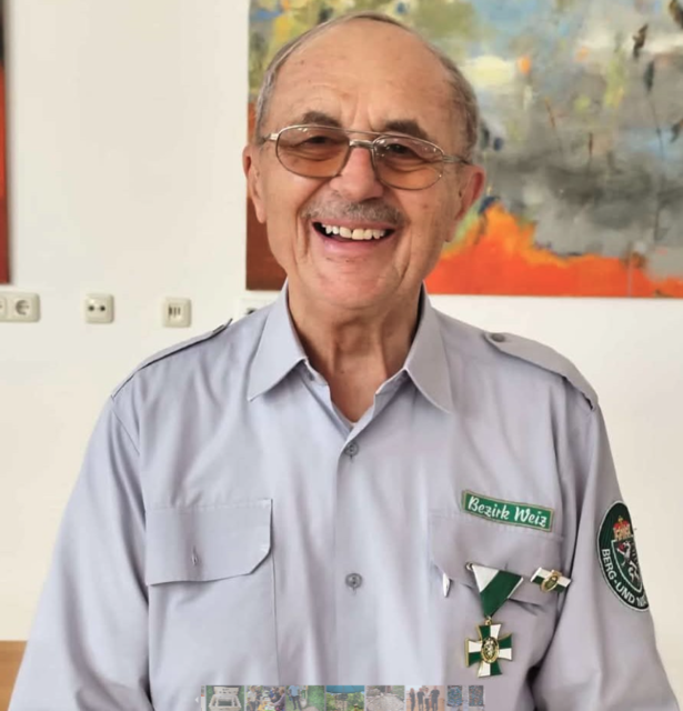 Rupert Lorenzer wurde für sein 50jähriges Engagement als Leitfigur der Berg- und Naturwacht besonders geehrt. | Foto: zVg