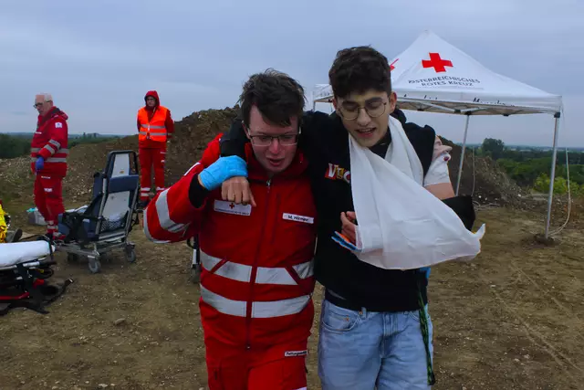 Viele Teilnehmer erlitten Verbrennungen, Abschürfungen oder wurden bei einer panikartigen Massenflucht niedergetrampelt. | Foto: Rotes Kreuz