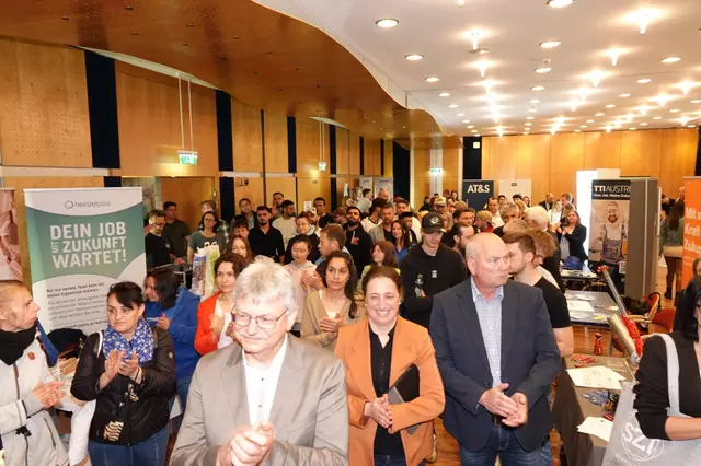 Der große Andrang sowie die 42. Aussteller geben dem Schulungszentrum recht, wenn es um die Wichtigkeit der Jobmesse geht. | Foto: Michael Blinzer