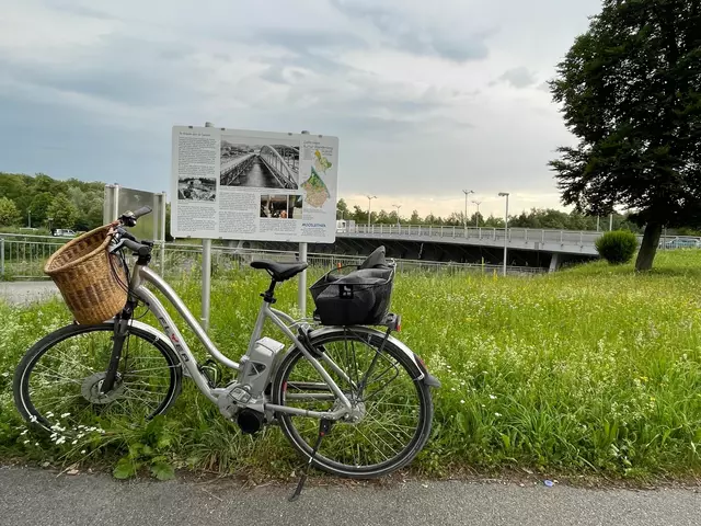Mit dem Rad lassen sich auch Kulturwege, wie hier in Liefering abradeln.  | Foto: sm