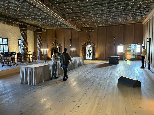 Kurz nach der Wende zum 16. Jahrhundert ließ Erzbischof Leonhard von Keutschach (1495–1519) über seinen Wohnräumlichkeiten auf der Festung Hohensalzburg die so genannten Fürstenzimmer errichten und äußerst prunkvoll ausstatten - ein Raum davon ist der Goldene Saal. Dieser besticht vor allem durch seinen weiten, stilisierten sternenübersäten Nachthimmel, seine Erkerfront und die vier mächtigen Säulen. | Foto: Schrofner