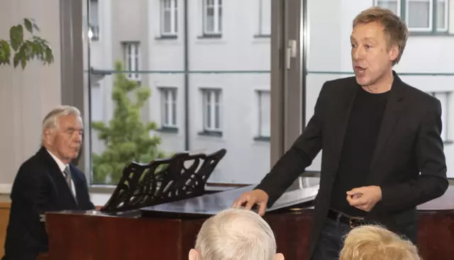 Max Müller sang begleitet von Hans Turek am Piano "Das Wandern ist des Müllers Lust" | Foto: Gerhard Maly