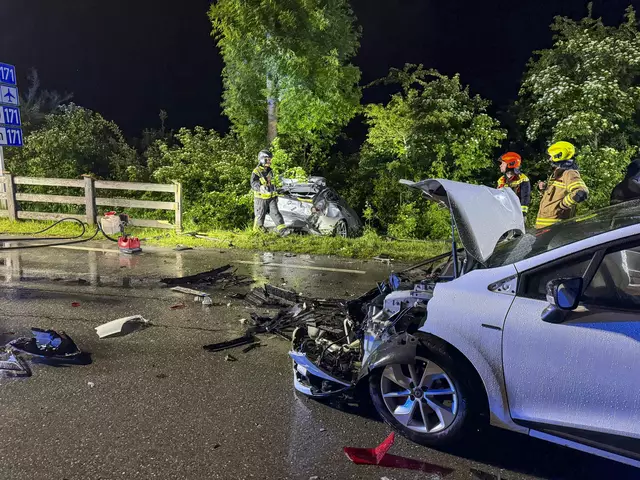 Frontalzusammenstoß in Kranbitten, zwei verletzte Personen wurden in das Krankenhaus gebracht. | Foto: zeitungsfoto.at