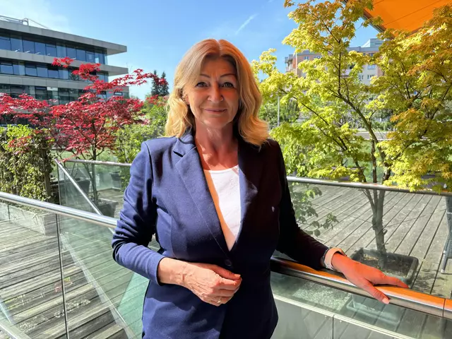 Andrea Kirchtag, Geschäftsführerin von "Frau und Arbeit" vor der TriBühne Lehen.  | Foto: Lisa Gold