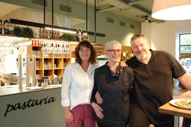 Inge Kahr (m.) hat in Straßgang ein neues Zuhause für ihre Pastaria gefunden. Neben Frühstück und Mittagessen gibt es einen Shop. Auch Catering wird angeboten. | Foto: Pastaria