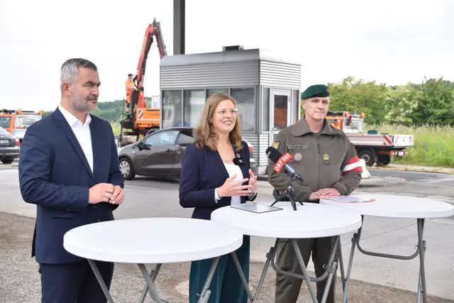 Verkehrslandesrat Heinrich Dorner, Landeshauptmann-Stellvertreterin Anja Haider-Wallner und der stellvertretende Militärkommandant Oberst Raimund Wrana bilanzierten die Maßnahmen im Burgenland.  | Foto: Stefan Schneider