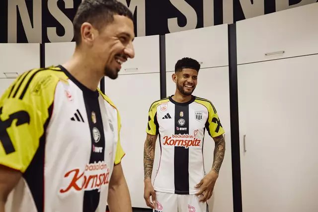 Robert Zulj und Andrés Andrade im neuen Adidas-Heimtrikot.  | Foto: LASK