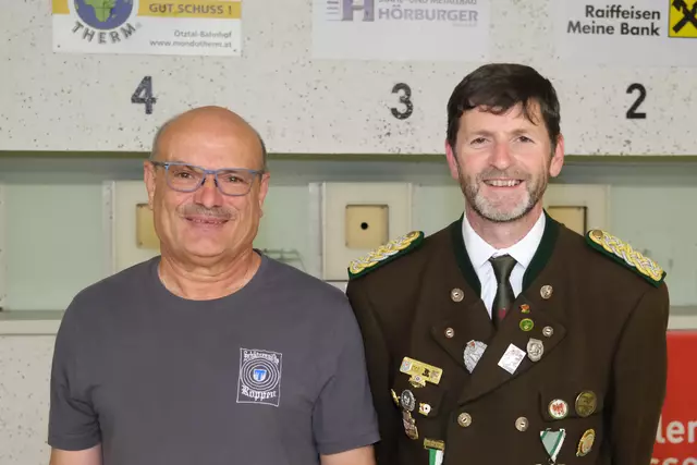Norbert Stefani (links) übernimmt von Gebhard Ennemoser die Leitung der Schützengilde Roppen