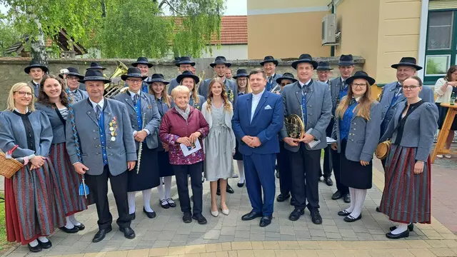 Im Rahmen der Feier zur Erstkommunion gab es Gelegenheit, das eine oder andere Jubiläum zu begehen.  | Foto: Gemeinde