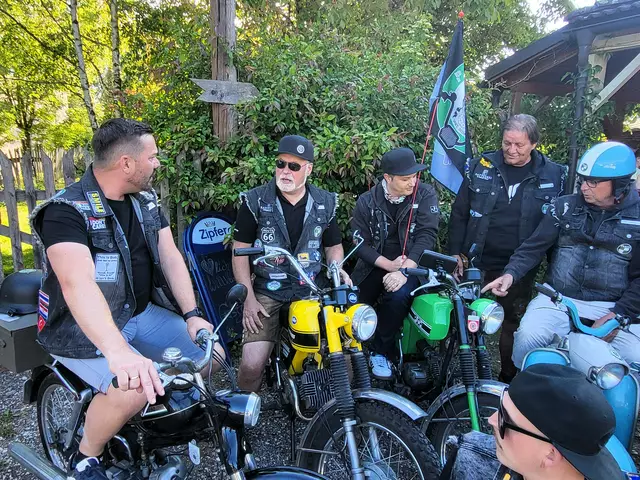 Bei den Clubmopeds sind alle Farben vertreten. Blitzendes Chrom sowieso. | Foto: Eckhart Herbe