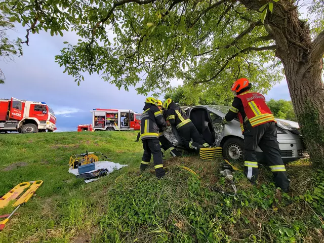 Übungsannahme war ein Brand einer Maschinenhalle, ein verunfallter PKW, eine Person unter einem Traktor sowie Vermisste. | Foto: FF Feuersbrunn