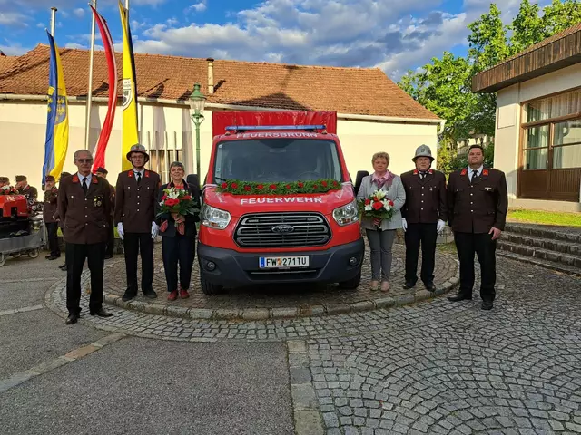 Als Patinnen für das Versorgungsfahrzeug fungierten Manuela Anzenberger und Waltraud Eckenfellner. | Foto: FF Feuersbrunn