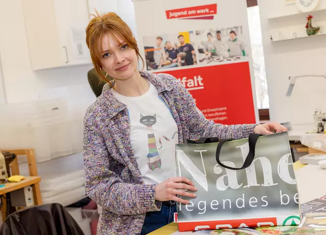 Waschen, Trocknen, Bügeln, Schneiden, Nähen – in sorgfältiger Handarbeit entstehen in der Werkstätte von Jugend am Werk in Graz aus alten SPAR-Bauzaunplanen farbenfrohe Longlife-Taschen.  | Foto: SPA/Ivo Velchev
