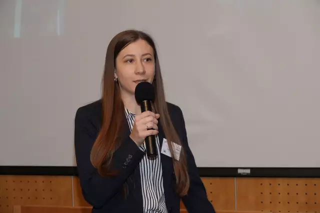 Anna Voit begrüßte die anwesenden Betriebe sowie Jobsuchende zur 33. Jobmesse, während anschließend Mike Raith diese offiziell eröffnete. | Foto: Michael Blinzer