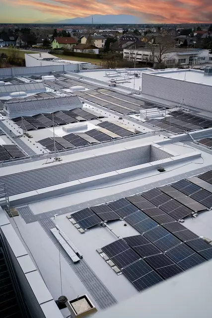 Seit Mitte April ist die Photovoltaik-Anlage am Dach des FISCHAPARK in Betrieb. | Foto: FISCHAPARK/MMC Agentur für digitale Kommunikation