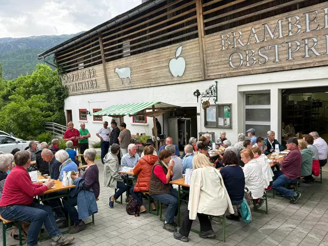 Obmann Toni Lassacher und sein Team gaben Informationen zum Projekt Obstpresse Bramberg. | Foto: OGV Bramberg/Lassacher