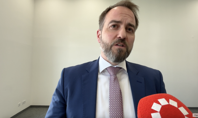 "Seit Jahresbeginn haben viele Maßnahmen des Bundes zu einer Preissteigerung geführt. So sind Unterstützungsleistungen zur Energiepreissenkung ausgelaufen. Das hat unterm Strich zu einer Preiserhöhung in den Haushalten geführt. Wir haben die Preise gesenkt. Ein Wechsel der Anbieter ist faktisch zum Erliegen gekommen. Die Kundinnen und Kunden informieren sich wieder sehr gut. Genau deswegen setzen wir mit einer Erhöhung des Rabatts auch nach", erklärt der Vorstandsprecher Michael Baminger. | Foto: Martin Schöndorfer