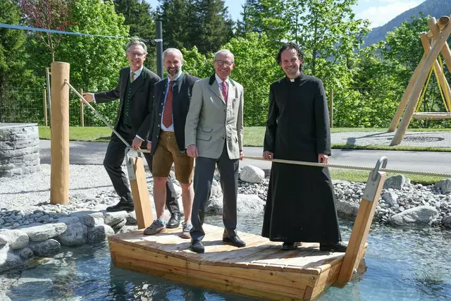 Vlnr.: Johannes Hörl (Vorstand Großglockner Hochalpenstraßen AG), Erich Czerny (Bürgermeister Gemeinde Krimml), Landeshauptmann Wilfried Haslauer (Land Salzburg und AR-Vorsitzender GROHAG) und Ruben Weyringer (Diakon). | Foto: krimmler-wasserwelten.at