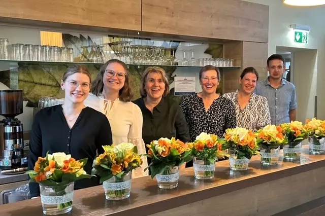 Das SeneCura Küchen- und Serviceteam, Verwaltungsteam und die Seniorenbetreuung verwöhnte die Bewohner:innen des Sozialzentrums Krems Haus Dr. Thorwesten samt Angehörigen mit einem exquisiten Menü | Foto: SeneCura