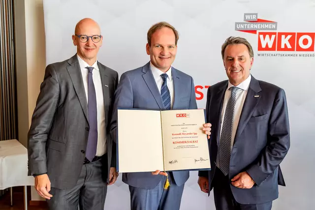 Der frischgebackene Kommerzialrat und Hotelier Alexander Ipp (M.) mit Johannes Schedlbauer und Wolfgang Ecker von der Wirtschaftskammer bei der Überreichung des Dekrets. | Foto: David Schreiber/Wirtschaftskammer Niederösterreich