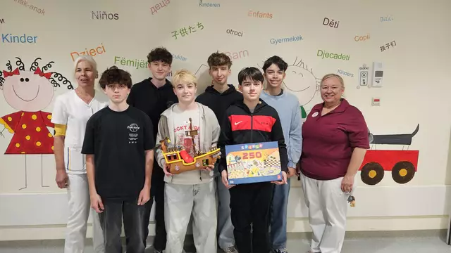 Karin Prager und Stationsleitung DGKP Beatrix Sacher mit den Schülern der PMS Amstetten: Lukas Halbertschlager, Simon Haag, Maximilian Nagelhofer, Lukas Seifert, Matthias Fischer und Philipp Ruthner | Foto: LK Amstetten