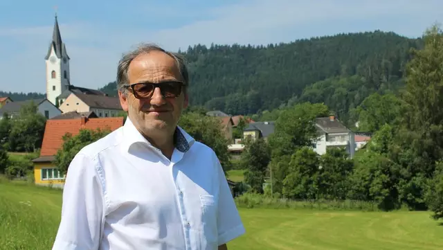 Der Unterweißenbacher Bürgermeister Johannes Hinterreither-Kern ist stolz auf seine Gemeinde. | Foto: MeinBezirk/Roland Wolf