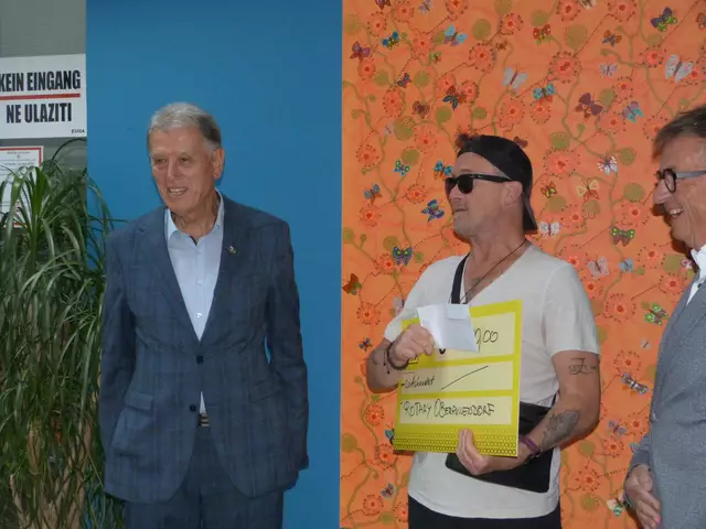 Initiator Peter Stammer nahm die großzügige Spende des Rotary Club's von Adalbert Reidinger und Johann Vlasich dankbar an. 