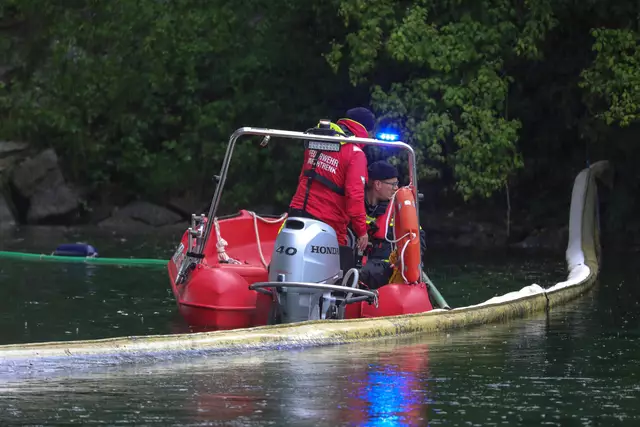 Mittels Feuerwehrboot und Saugwagen musste eine Ölverschmutzung in Marchtrenk aus der Traun entfernt werden. | Foto: laumat.at