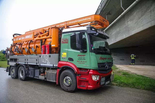 Mittels Feuerwehrboot und Saugwagen musste eine Ölverschmutzung in Marchtrenk aus der Traun entfernt werden. | Foto: laumat.at