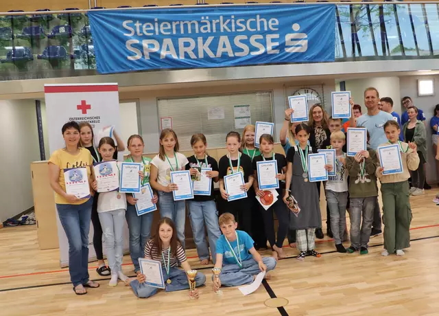 Die VS Gratkorn mit der Tagesschnellsten. Hanna Trinkl (vorne sitzend) schaffte zwei Längen im Hallenbad in einer Zeit von 34,88 Sekunden.  | Foto: Edith Ertl