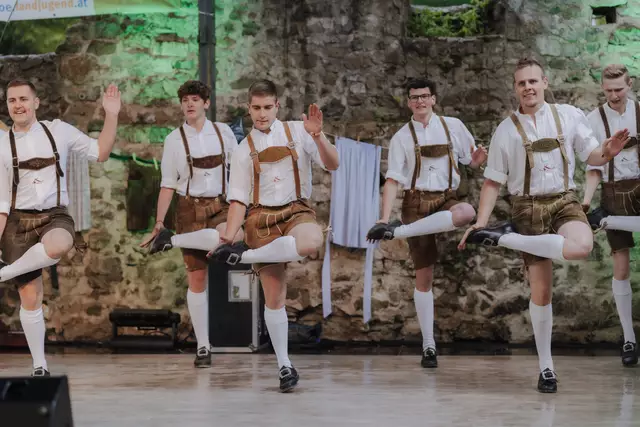 Mehr als 1.000 Besucher beim "BurgvoiXfest" in der Burgarena Reinsberg: Die Kothbergtaler Schuhplattler aus Lunz am See sicherten sich den Sieg. | Foto: Sophie Balber/Landjugend Niederösterreich