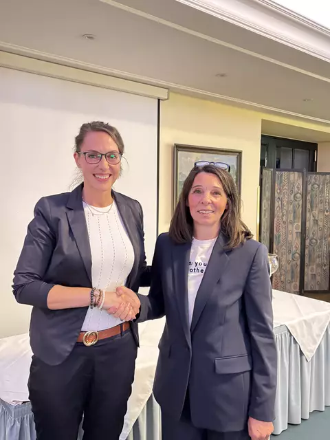 Übergabe: Carina Frei gratulierte ihrer Nachfolgerin Monika Lechenbauer-Thurner (v.l.) zur Wahl. | Foto: Reichel