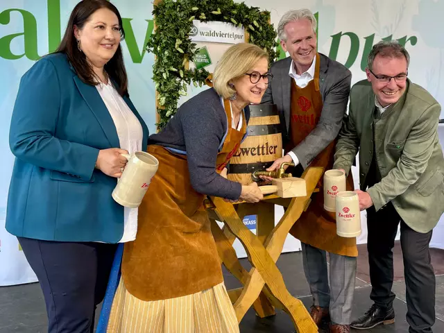 Den offiziellen Bieranstich übernahm Landeshauptfrau Johanna Mikl-Leitner (ÖVP), gemeinsam mit Tourismus-Chef Tom Bauer und Wiener Regionalpolitikern. | Foto: Markus Kahrer