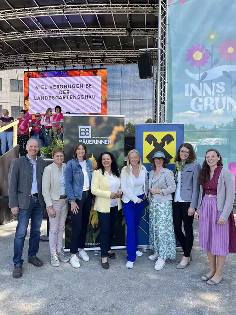 Bauernbund-Direktor Wolfgang Wallner, Landwirtschaftskammer-Vizepräsidentin Rosemarie Ferstl, Geschäftsführerin der Landesgartenschau Andrea Berghammer, Landesbäuerin Johanna Haider, Sabine Kronberger, Schärdings Bezirksbäuerin Bianca Huber, Aufsichtsrätin bei der Berglandmilch Andrea Seyfried,  Aufsichtsrätin bei der Gmundner Molkerei Marie Hödlmoser.

  | Foto: OÖ Bauernbund