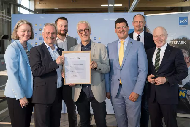 Bezirkshauptfrau Gerlinde Draxler, Landtagspräsident Karl Wilfing, Christoph Reiter-Havlicek (Amt der NÖ Landesregierung), Architekt Manfred Staudinger, Bürgermeister Dominic Litzka, Georg Hönig (Amt der NÖ Landesregierung), ecoplus Geschäftsführer Helmut Miernicki.  | Foto: Brigitte Gradwohl 