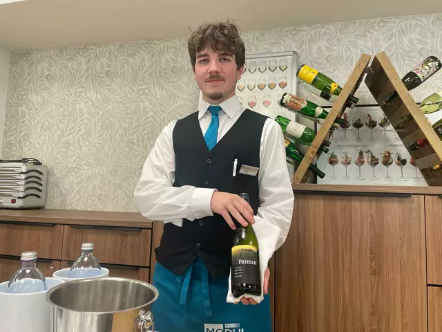 Alexander überzeugt die Gäste im Service. | Foto: Anna Schimpp