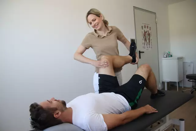In ihrer Physiotherapiepraxis für Unfallchirurgie und Orthopädie hilft Karin Heschl auch bei Rücken-, Nacken- oder Kopfschmerzen. | Foto: Foto: Wurglits