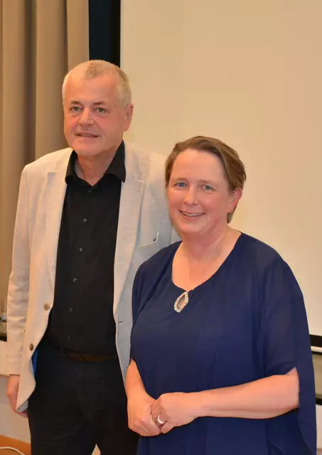 Karoline Knitel, Präsidentin der Vinzenzgemeinschaften Tirol, und Hubert Innerebner, Geschäftsführer ISD, freuen sich über einen erfolgreichen Abend. | Foto: Vinzenzgemeinschaften Tirol