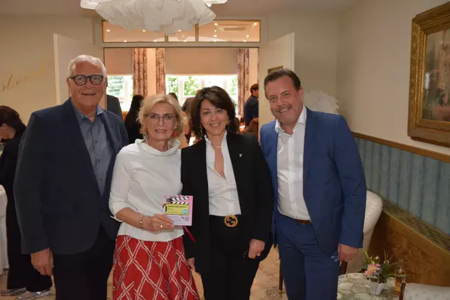 Von links: Christoph Wötzer, Präsident der Vinzenzgemeinschaften Tirol, Organisatorin Johanna Waldmüller, Vinzenzgemeinschaften Tirol, Sponsorin Katrin Achammer, Uhren-Schmuck Achammer Hall, und Moderator Stefan Elmer.  | Foto: Vinzenzgemeinschaften Tirol