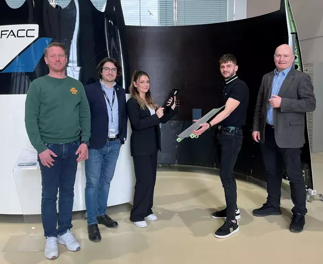Die beiden FACC-Mitarbeiter Tomas Geri  und Thomas Ecker mit den FH Student:innen Lena Döberl und Paul Nasc sowie Franz Obermair von der FH Oberösterreich. | Foto: FACC